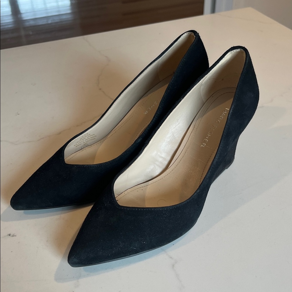 Marc Fisher “Calea” Suede Wedge Heel Pump Pointed Toe Sweetheart Black 6.5